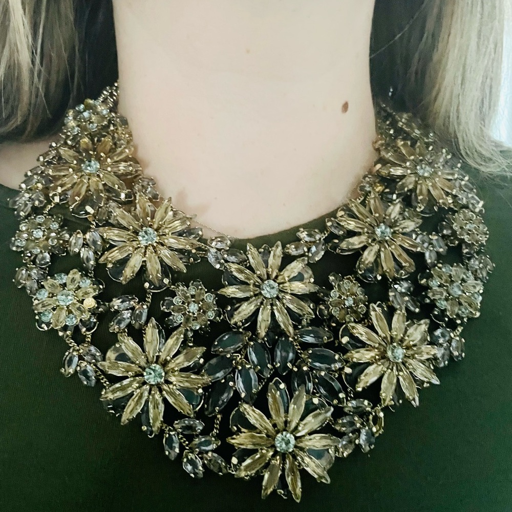 BCBG MAXAZRIA 3D FLORAL BLUSH GLASS STONE STATEMENT NECKLACE